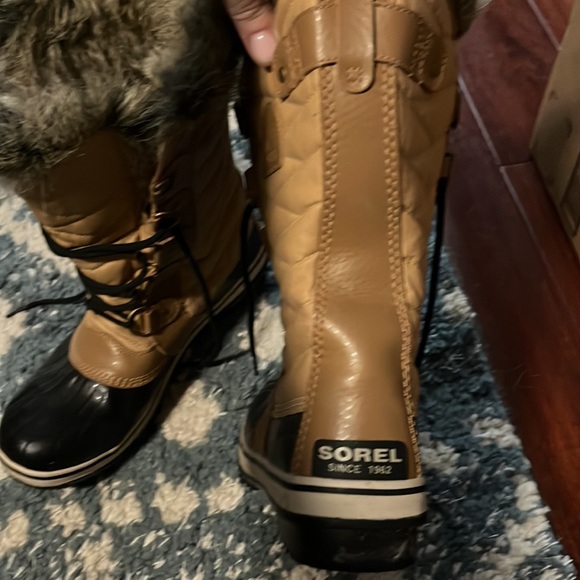 Sorel brand Arctic Boots. So comfy and waterproof. Great for the winter. - Picture 4 of 6